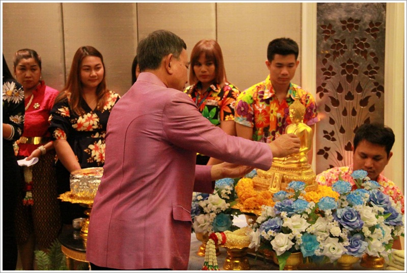 ﻿กรมบังคับคดีร่วมพิธีรดน้ำขอพรรองนายกรัฐมนตรีและรัฐมนตรีว่าการกระทรวงยุติธรรม เนื่องในประเพณีวันสงกรานต์ ประจำปี 2561